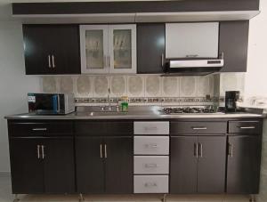 Η κουζίνα ή μικρή κουζίνα στο Apartamento cómodo, tranquilo con parqueadero, excelente ubicación +15 φωτογραφίες