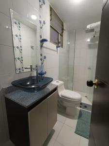 Ένα μπάνιο στο Apartamento cómodo, tranquilo con parqueadero, excelente ubicación