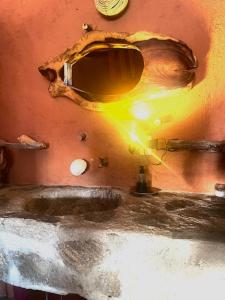 Villa Nanami في Arroyo Cruz: حمام مع حوض على الحائط