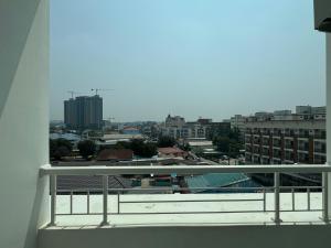 Sky Pool Apartment Hotel Near the Beach في جومتين بيتش: شرفة مطلة على المدينة