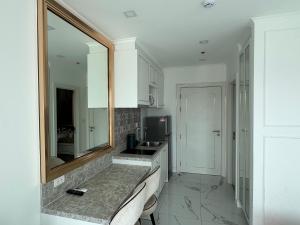 Sky Pool Apartment Hotel Near the Beach في جومتين بيتش: مطبخ صغير مع حوض ومرآة +11 صورة