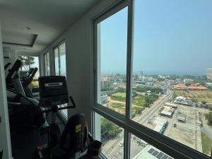 Sky Pool Apartment Hotel Near the Beach في جومتين بيتش: غرفة مع نافذة كبيرة مطلة على المدينة