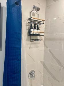 Una ducha con una cortina de ducha azul en un baño. en New 3BR in Central Miami Location for Family & Groups, en Miami