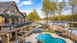 Luxe Lakefront Retreat w Pool Hot Tub Theater Private Dock Sleeps 20 في ليك نورمان أوف كاتاوبا: اطلالة جوية على منزل به مسبح وسطح