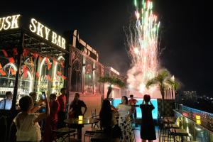 Uma multidão de pessoas assistindo à queima de fogos em uma boate. em Le Chanvre Hanoi Hotel & Spa em Hanói