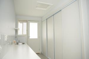 een witte badkamer met een wastafel en een raam bij Alaaya in Wallan +68 foto's