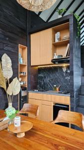 Køkken eller tekøkken på Wanagiri Cabin Cepaka + 10 billeder