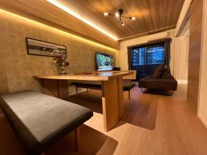 Posezení v ubytování ザ サウンドクレスト五条駅前25 The Sound Crest Gojo-Ekimae