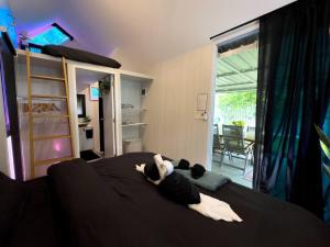 un animal de peluche tirado en una cama en un dormitorio en Three Palms - Beach Front Tiny House by SP Villa, en Nathon Bay
