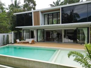 une maison avec une piscine devant dans l'établissement Villa Flora by SP Villa Management, à Ko Phangan