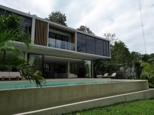 une maison avec une piscine devant dans l'établissement Villa Flora by SP Villa Management, à Ko Phangan