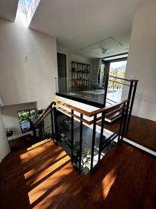 een huis met een tafel in een kamer bij Villa Noor by S&P Villa Management in Ko Phangan