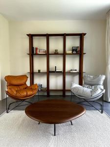 een woonkamer met twee stoelen en een tafel bij Villa Noor by S&P Villa Management in Ko Phangan