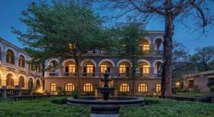 a large building with a fountain in front of it at Xiamen Gulangyu Linshifu Gongguan Hotel in Gulang Yu