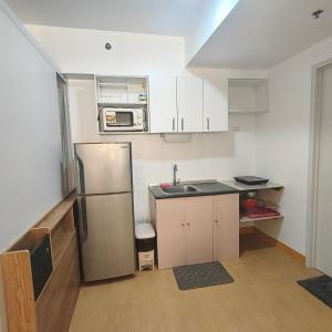 Centrio Tower Condo Units في كاغايان دي أورو: مطبخ صغير مع ثلاجة ومغسلة