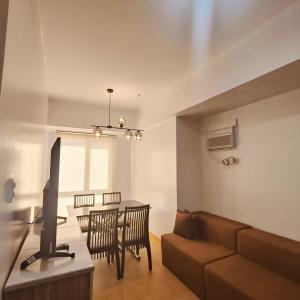 Centrio Tower Condo Units في كاغايان دي أورو: غرفة معيشة مع أريكة وطاولة مع تلفزيون