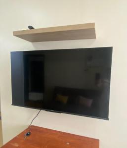 Centrio Tower Condo Units في كاغايان دي أورو: تلفزيون بشاشة مسطحة معلق على الحائط