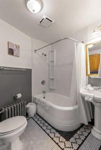 een badkamer met een bad, een toilet en een wastafel bij Midstream Executive 2BR Wi-Fi Parking in St. John's +10 foto's