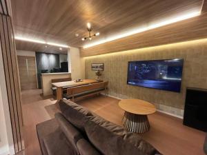 TV a/nebo společenská místnost v ubytování ザ サウンドクレスト五条駅前25 The Sound Crest Gojo-Ekimae