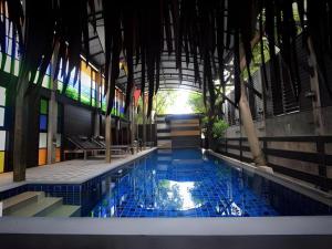 Pak Ping Ing Tang Boutique Hotel في Ban Bang Khen (1): حمام سباحة ببلاط أزرق في مبنى