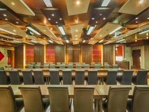 Pak Ping Ing Tang Boutique Hotel في Ban Bang Khen (1): غرفة مؤتمرات بها طاولة طويلة وكراسي +175 صورة