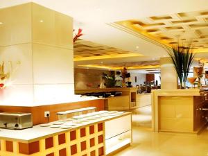 Kuchyň nebo kuchyňský kout v ubytování Oriental Glory Hotel