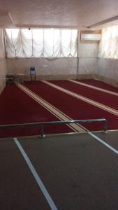 un gymnase avec une salle de gymnastique dans l'établissement الرحابة المكية الفندقية, à Al Masfalah