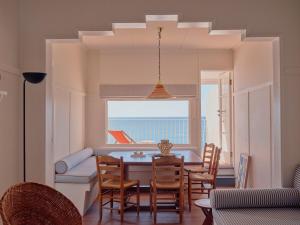 een eetkamer met een tafel en stoelen en een raam bij Il Delfino Seaside Inn in Yamba +60 foto's