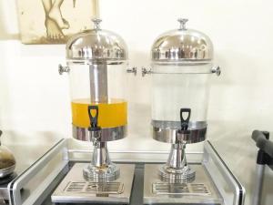 a blender sitting on top of a counter at Hotel Dynasty in Sibengkok