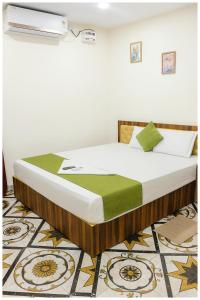 Postel nebo postele na pokoji v ubytování Atrangi - Wave Residency Inn Near Jagannath Temple and Sea Beach - Lift and Parking Facilities - Fully Air Conditioning Rooms - Best Hotel + 7 fotografií