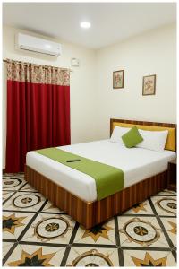 Postel nebo postele na pokoji v ubytování Atrangi - Wave Residency Inn Near Jagannath Temple and Sea Beach - Lift and Parking Facilities - Fully Air Conditioning Rooms - Best Hotel