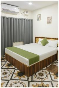 Postel nebo postele na pokoji v ubytování Atrangi - Wave Residency Inn Near Jagannath Temple and Sea Beach - Lift and Parking Facilities - Fully Air Conditioning Rooms - Best Hotel