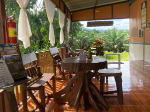 Κήπος έξω από το Khao Sok Evergreen House