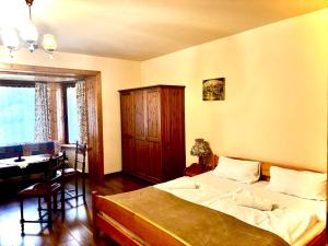 une chambre avec un lit et un bureau dans l'établissement Dom Karpacz -Wolna, à Karpacz