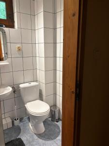 une salle de bain avec des toilettes blanches et un lavabo dans l'établissement Dom Karpacz -Wolna, à Karpacz