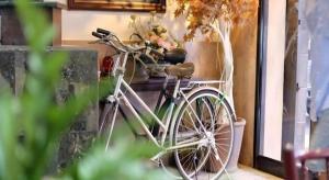 a white bike parked next to a table with flowers at Numsin Hotel in Ban Rong Chang