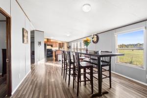 uma cozinha e sala de jantar com mesa e cadeiras em The Country Haven em Huntsville