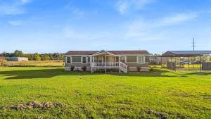 uma casa num campo com um quintal em The Country Haven em Huntsville