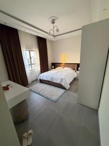 een grote slaapkamer met een bed en een raam bij Modern & Elegant Fully Equipped Apartment in Sār +16 foto's