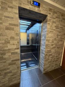 een liftuitgang in een gebouw met een bakstenen muur bij Modern & Elegant Fully Equipped Apartment in Sār