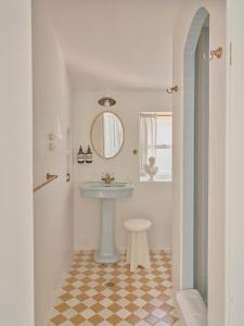 een badkamer met een wastafel en een spiegel bij Il Delfino Seaside Inn in Yamba