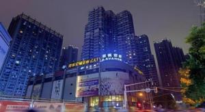 Lavande Hotel Wuhan Jianghan Road Subway Station في ووهان: مبنى كبير في مدينة ذات مباني طويلة