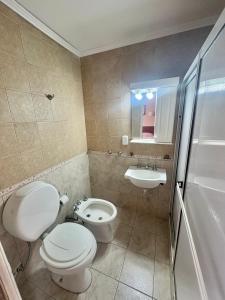 Un baño con inodoro, lavabo y ducha. en NEW Hotel Playa, en Santa Teresita