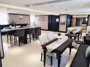 Un restaurante con mesas y sillas en una sala. en Xana Hotelle Jinan Daminghu North Gate, en Jinan