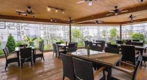 Un restaurante u otro lugar para comer en IU Hotels·Nanning Zoo Metro Station RT-Mart