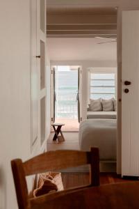 een slaapkamer met een bed en uitzicht op de oceaan bij Il Delfino Seaside Inn in Yamba