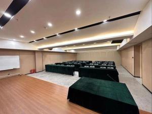 Una gran sala con mesas y sillas. en Chonpines Hotel Shenzhen Gongming Honghuashan Metro Station, en Xitian