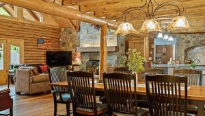 Bigwood Cabin Retreat Hot Tub Game Room Firepit Lounge Private Yard في Long Pond: غرفة طعام وغرفة معيشة مع طاولة وكراسي