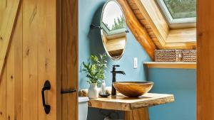 Bigwood Cabin Retreat Hot Tub Game Room Firepit Lounge Private Yard في Long Pond: حمام مع حوض خشبي ومرآة +73 صورة