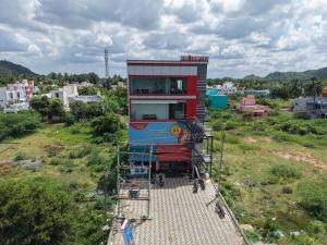 un edificio situado encima de un campo en C R Residency, en Tirukkalikkunram